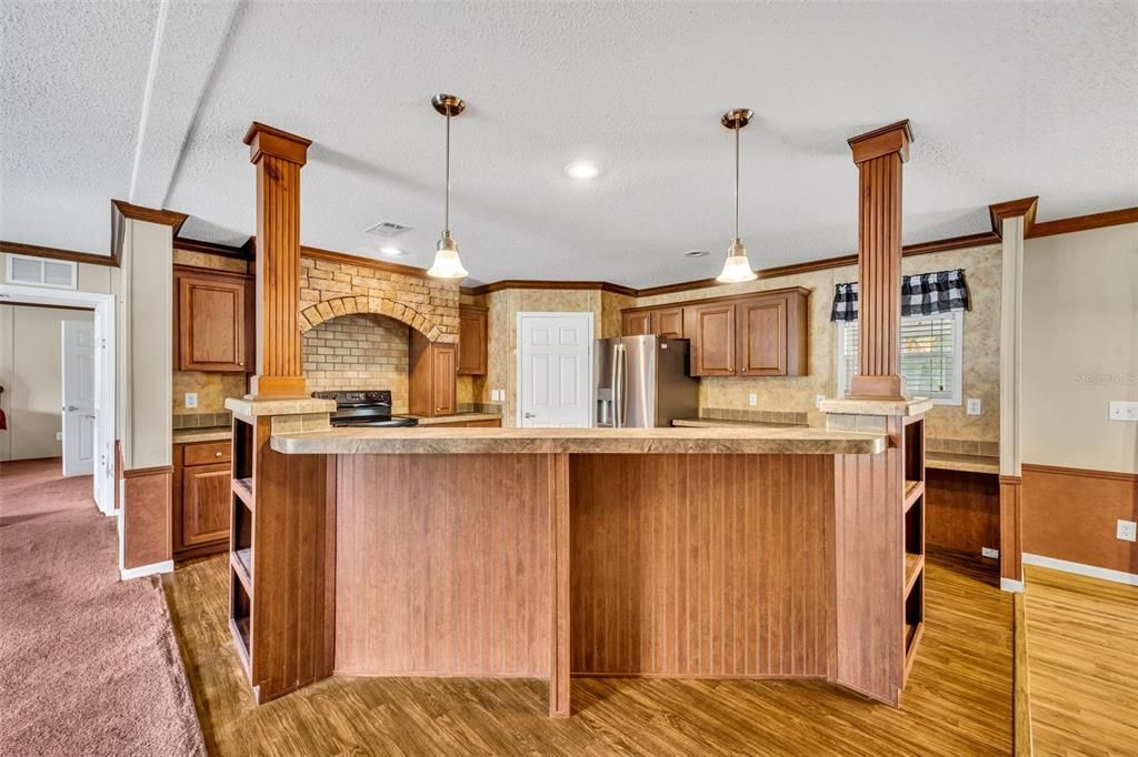 合同活跃: $240,000 (4 贝兹, 2 浴室, 2280 平方英尺)