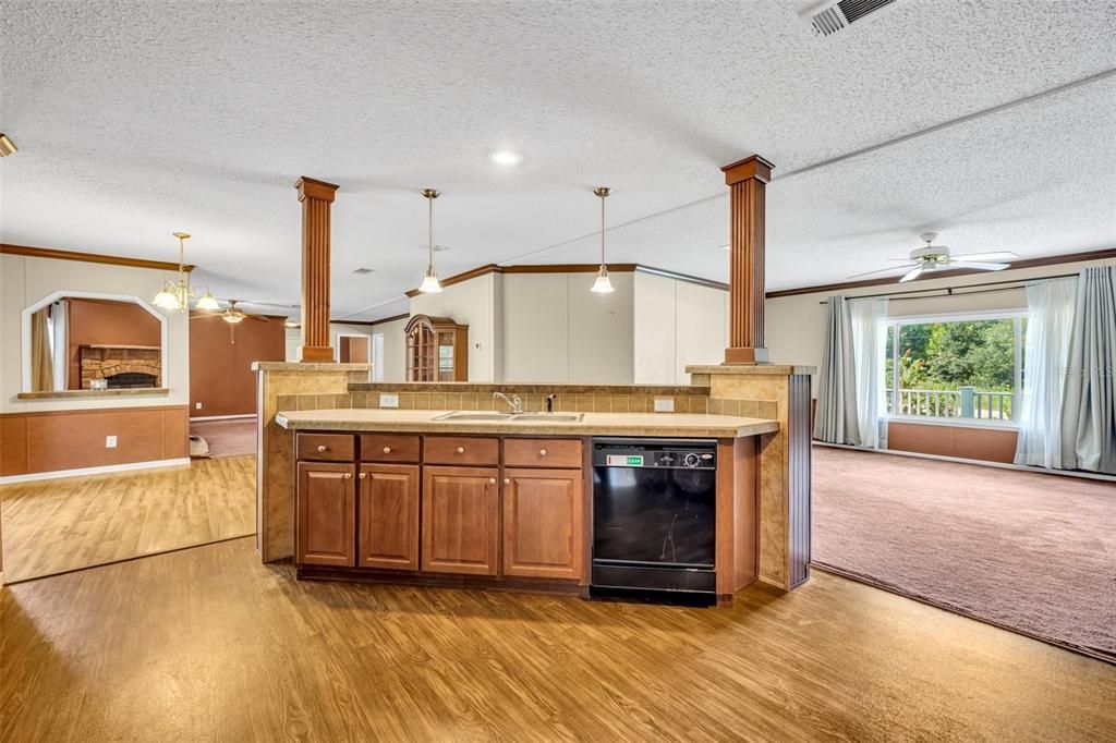 合同活跃: $240,000 (4 贝兹, 2 浴室, 2280 平方英尺)