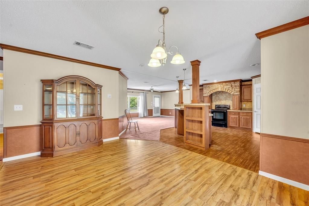 合同活跃: $240,000 (4 贝兹, 2 浴室, 2280 平方英尺)