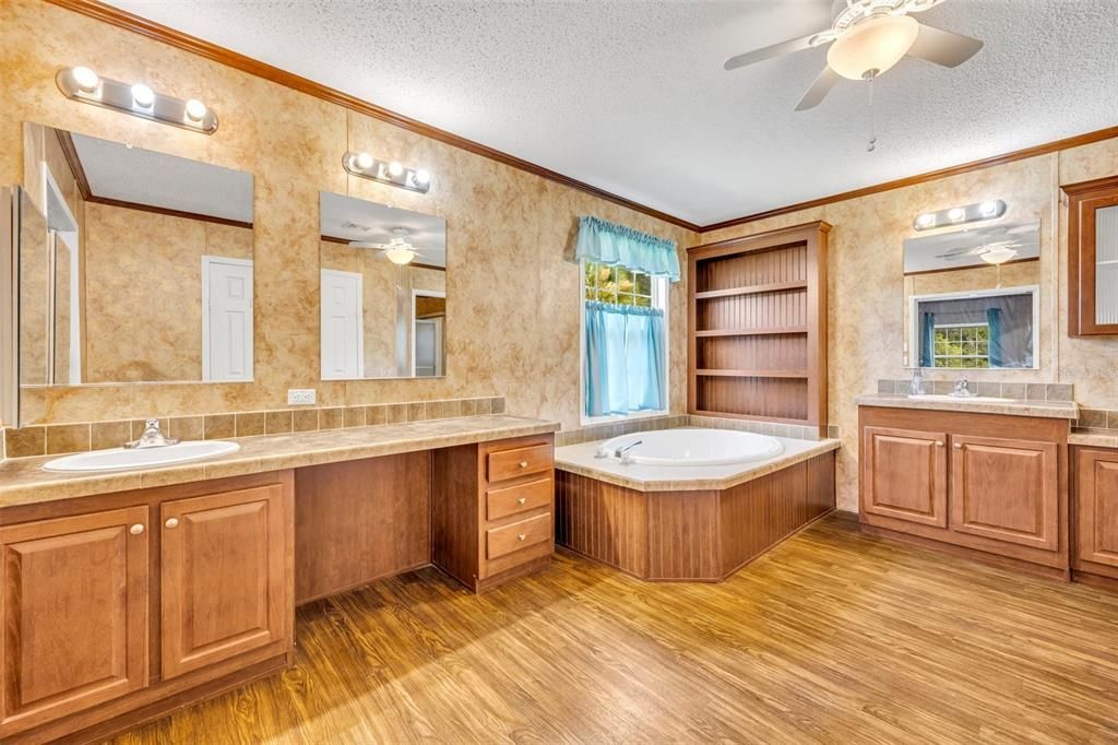 合同活跃: $240,000 (4 贝兹, 2 浴室, 2280 平方英尺)