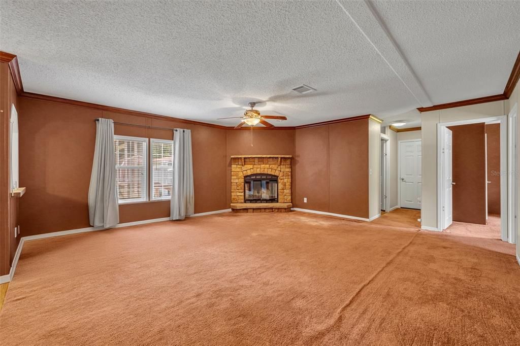 合同活跃: $240,000 (4 贝兹, 2 浴室, 2280 平方英尺)