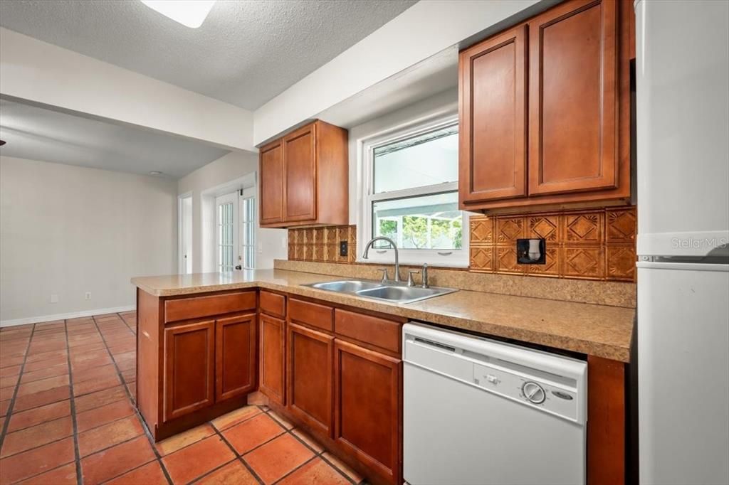 Active With Contract: $335,000 (3 beds, 2 baths, 1518 Square Feet)