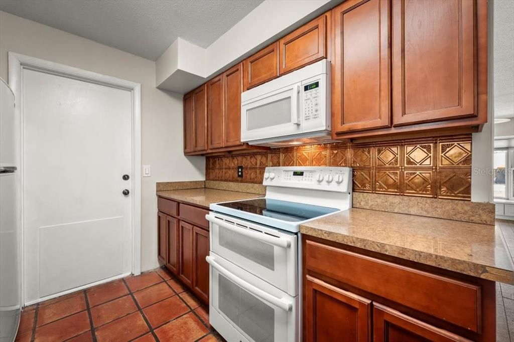 Active With Contract: $335,000 (3 beds, 2 baths, 1518 Square Feet)