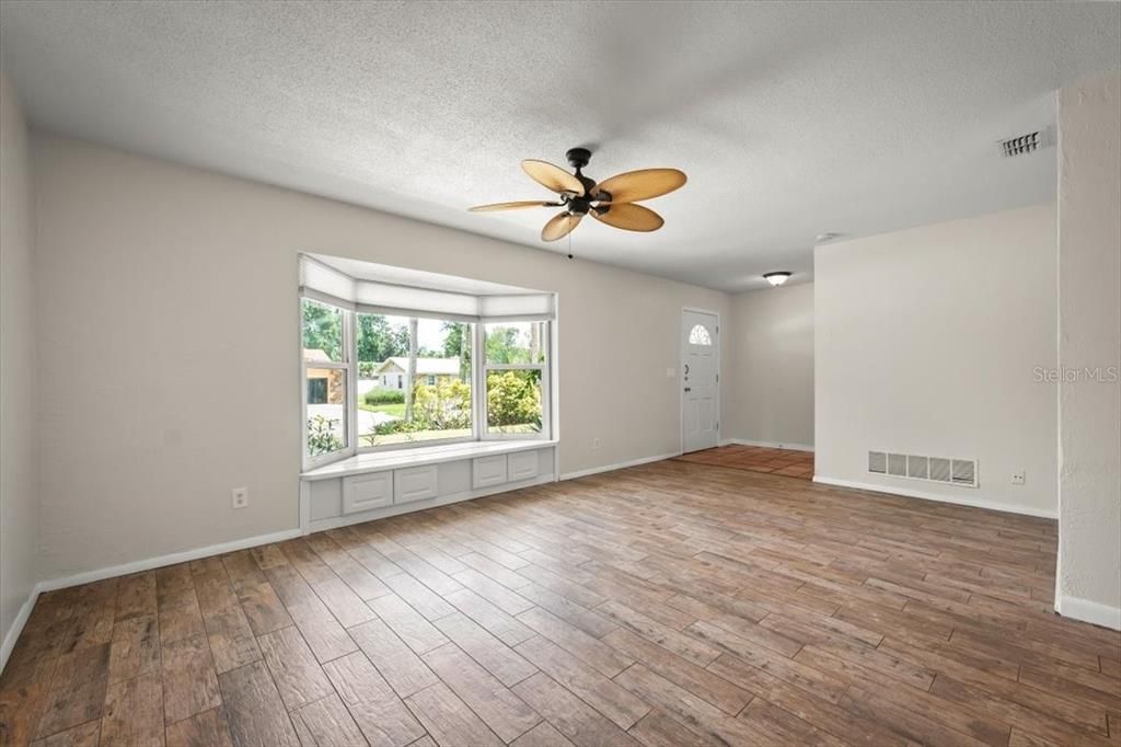 Active With Contract: $335,000 (3 beds, 2 baths, 1518 Square Feet)