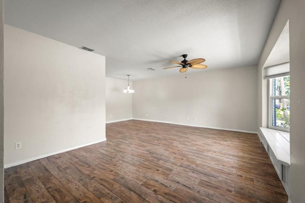 Active With Contract: $335,000 (3 beds, 2 baths, 1518 Square Feet)