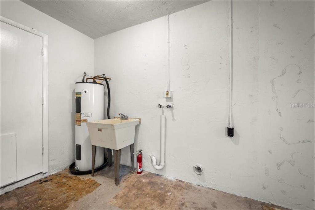 Active With Contract: $335,000 (3 beds, 2 baths, 1518 Square Feet)