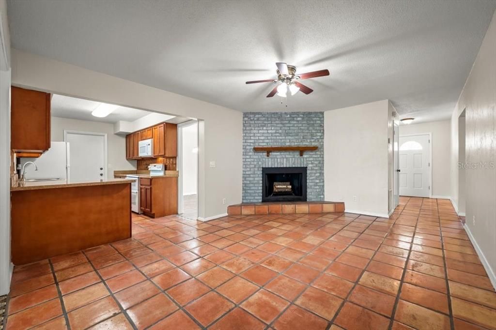 Active With Contract: $335,000 (3 beds, 2 baths, 1518 Square Feet)