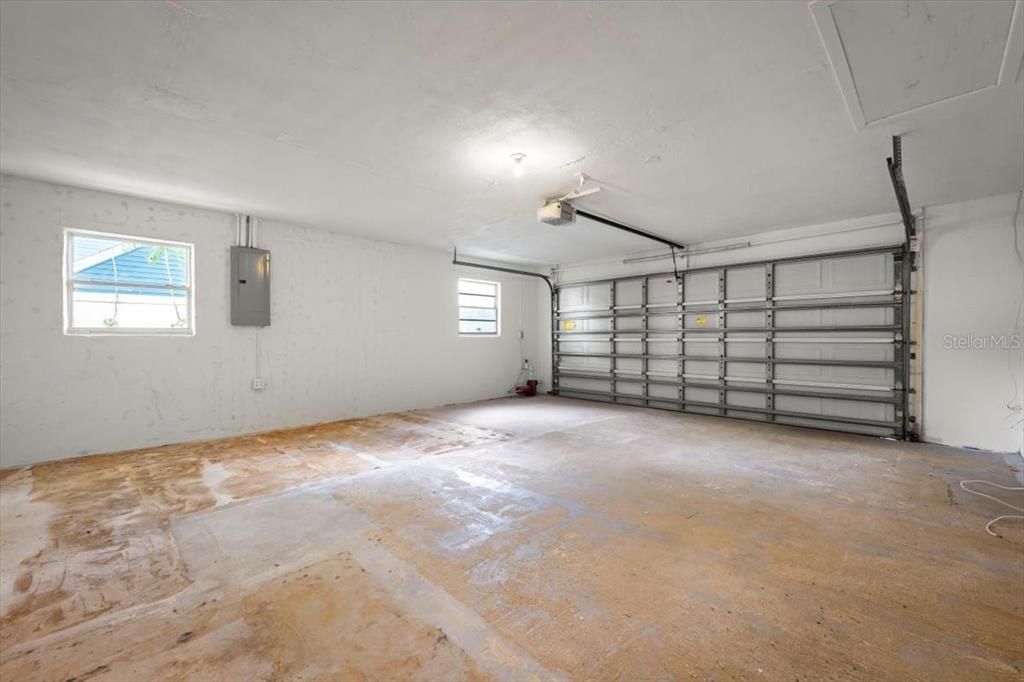 Active With Contract: $335,000 (3 beds, 2 baths, 1518 Square Feet)