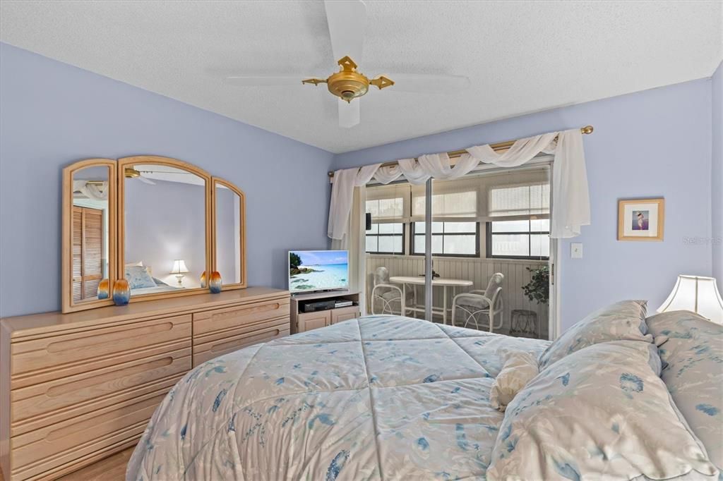 For Sale: $190,000 (2 beds, 2 baths, 980 Square Feet)