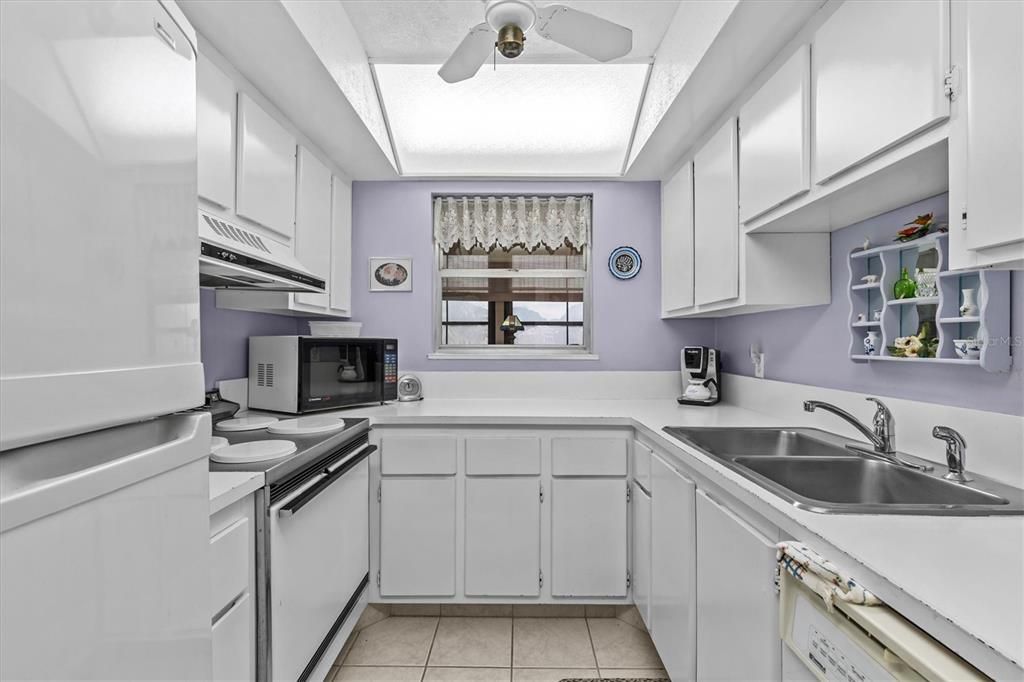 For Sale: $190,000 (2 beds, 2 baths, 980 Square Feet)
