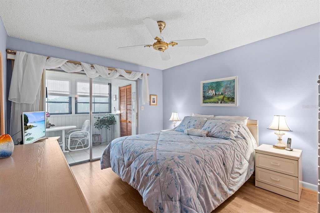 For Sale: $190,000 (2 beds, 2 baths, 980 Square Feet)