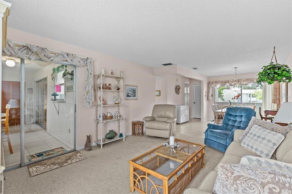 For Sale: $190,000 (2 beds, 2 baths, 980 Square Feet)