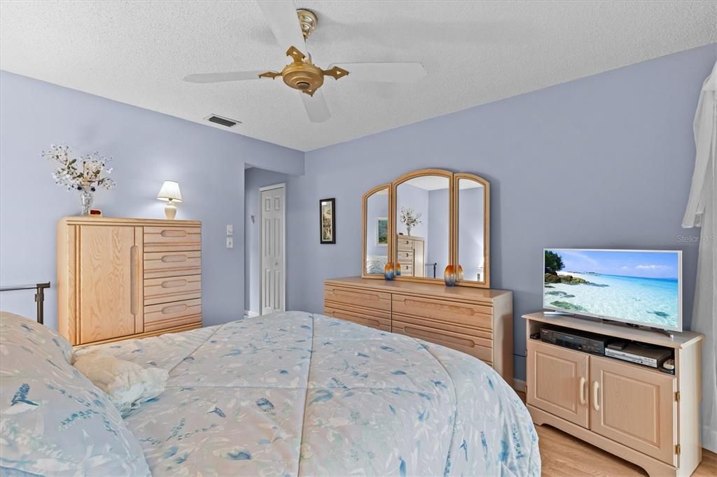 For Sale: $190,000 (2 beds, 2 baths, 980 Square Feet)