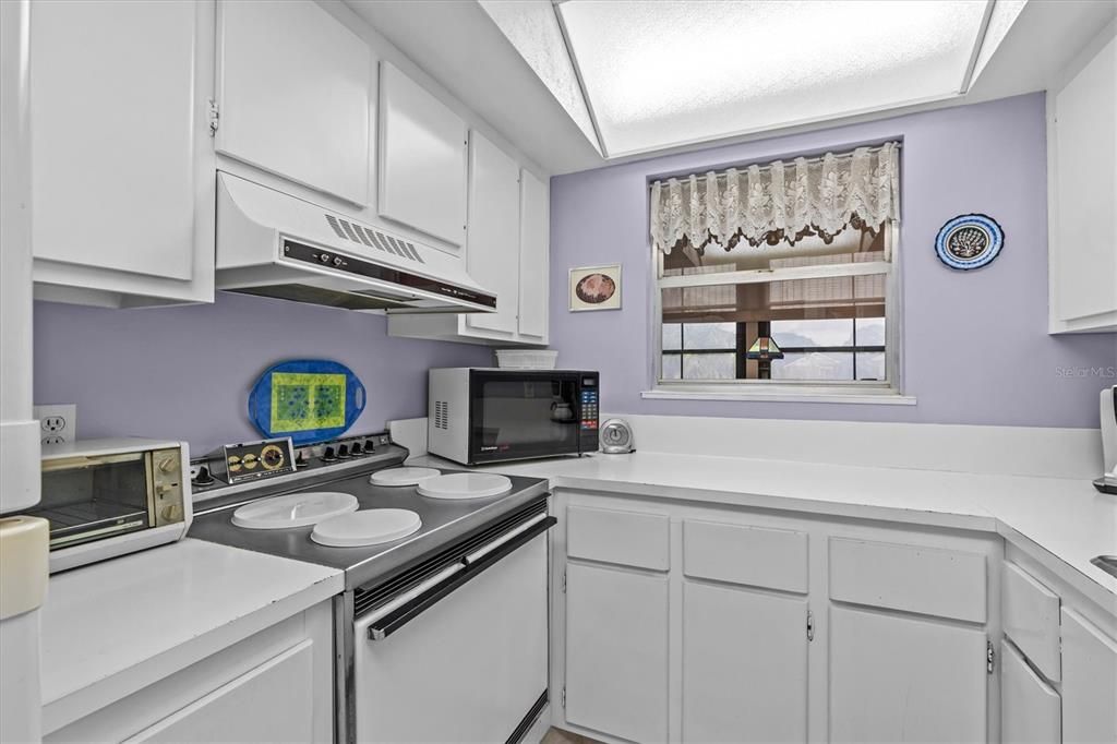 For Sale: $190,000 (2 beds, 2 baths, 980 Square Feet)