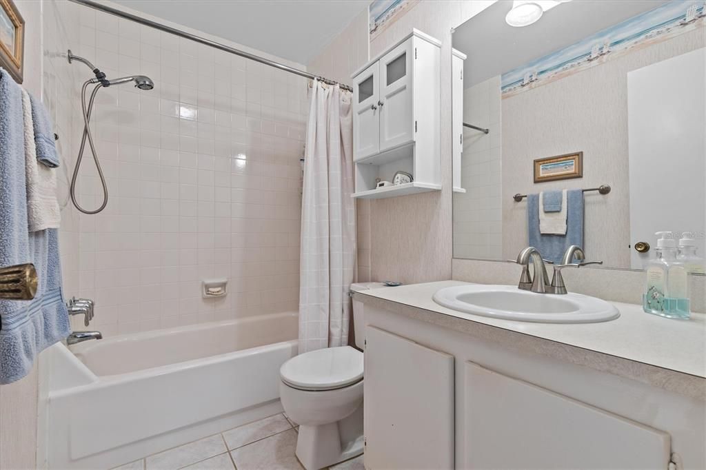For Sale: $190,000 (2 beds, 2 baths, 980 Square Feet)