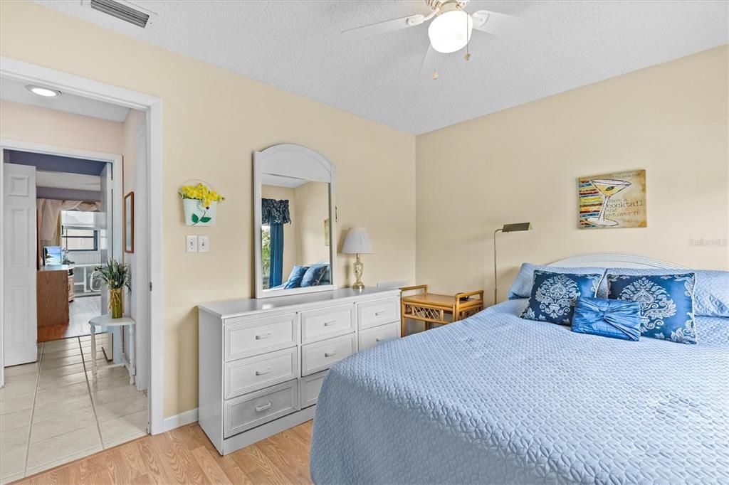 For Sale: $190,000 (2 beds, 2 baths, 980 Square Feet)