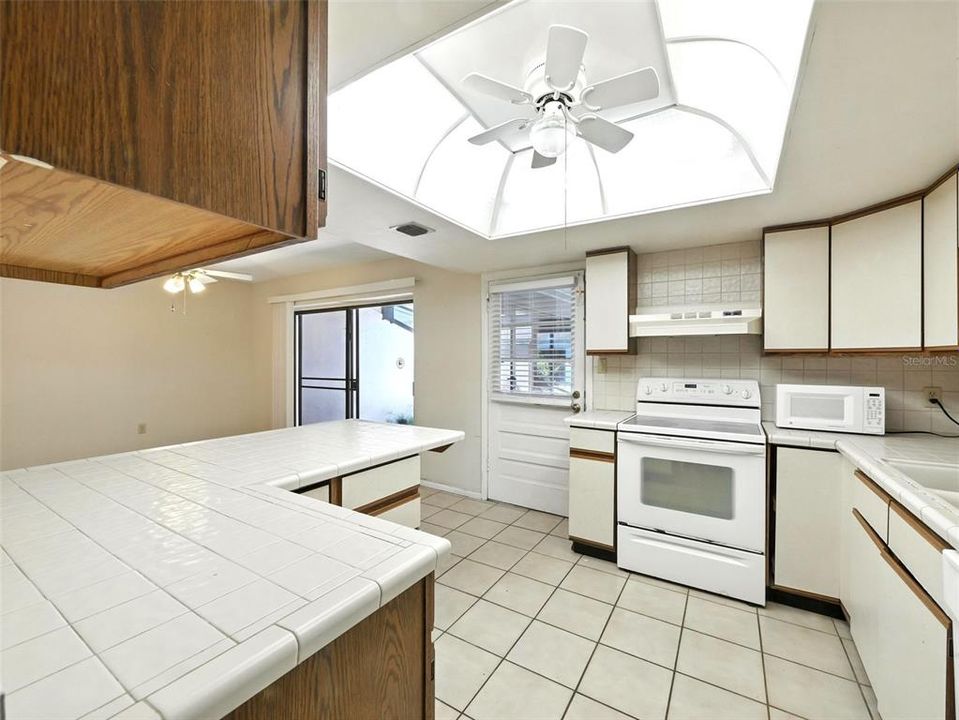 待售: $234,000 (2 贝兹, 1 浴室, 1340 平方英尺)