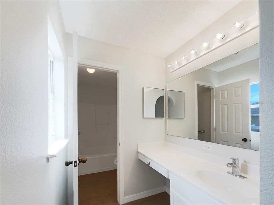 Под контрактом: $285,000 (3 спален, 2 ванн, 1332 Квадратных фут)