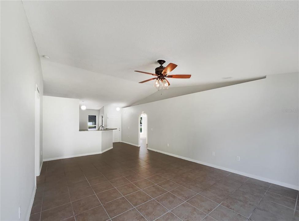 Под контрактом: $285,000 (3 спален, 2 ванн, 1332 Квадратных фут)