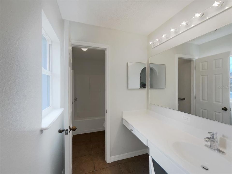 Под контрактом: $285,000 (3 спален, 2 ванн, 1332 Квадратных фут)