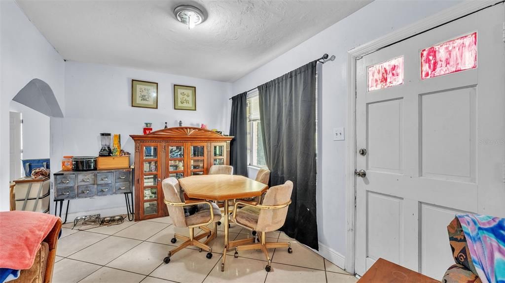 待售: $300,000 (4 贝兹, 3 浴室, 1612 平方英尺)