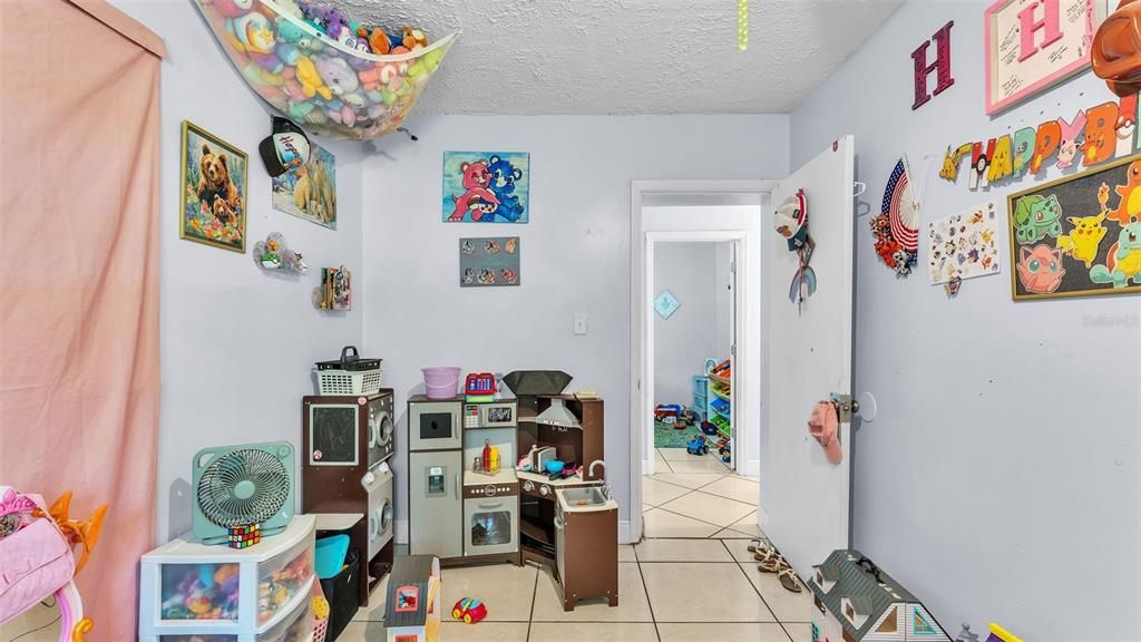 待售: $300,000 (4 贝兹, 3 浴室, 1612 平方英尺)