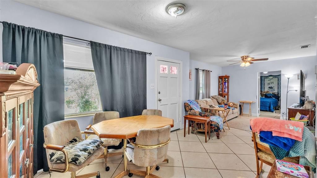 待售: $300,000 (4 贝兹, 3 浴室, 1612 平方英尺)