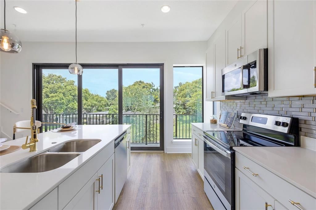 合同活跃: $3,299 (3 贝兹, 3 浴室, 2126 平方英尺)