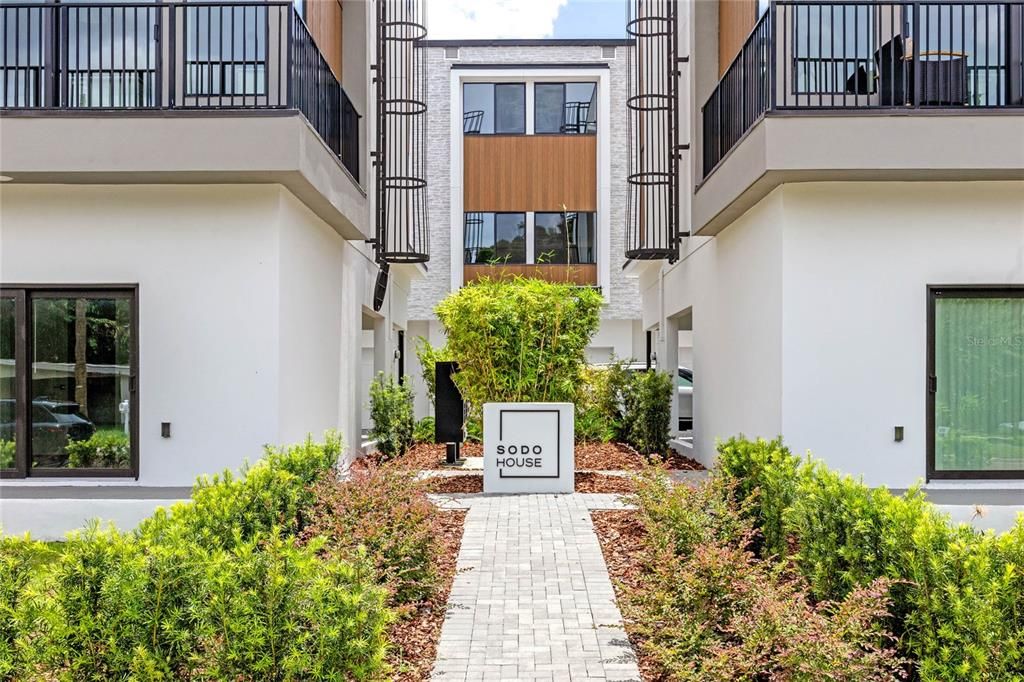 合同活跃: $3,299 (3 贝兹, 3 浴室, 2126 平方英尺)