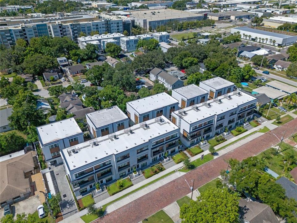 合同活跃: $3,299 (3 贝兹, 3 浴室, 2126 平方英尺)