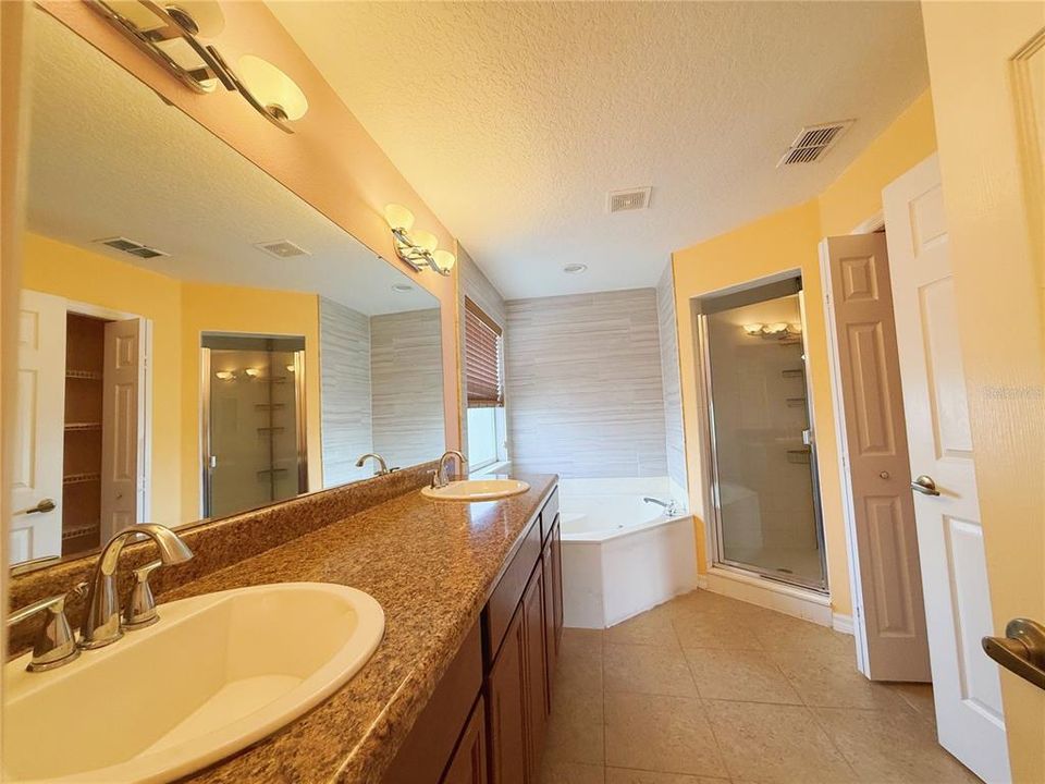 Под контрактом: $499,900 (4 спален, 3 ванн, 2256 Квадратных фут)