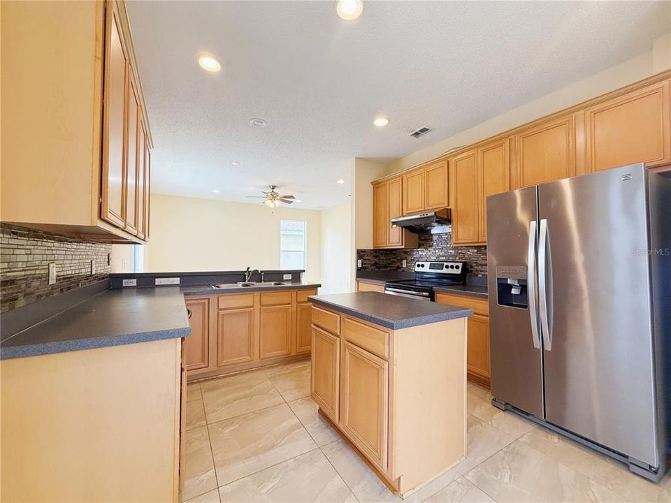 Под контрактом: $499,900 (4 спален, 3 ванн, 2256 Квадратных фут)