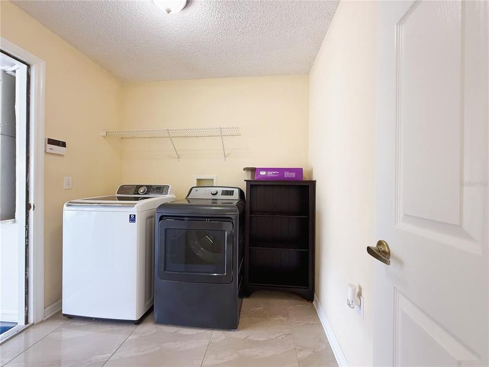 Под контрактом: $499,900 (4 спален, 3 ванн, 2256 Квадратных фут)