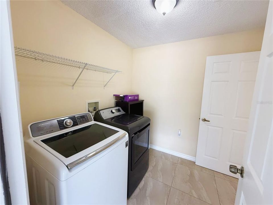 Под контрактом: $499,900 (4 спален, 3 ванн, 2256 Квадратных фут)