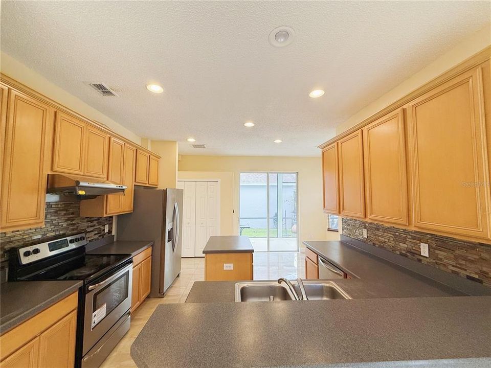 Под контрактом: $499,900 (4 спален, 3 ванн, 2256 Квадратных фут)