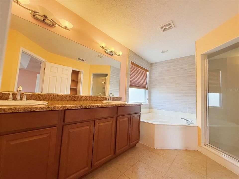 Под контрактом: $499,900 (4 спален, 3 ванн, 2256 Квадратных фут)