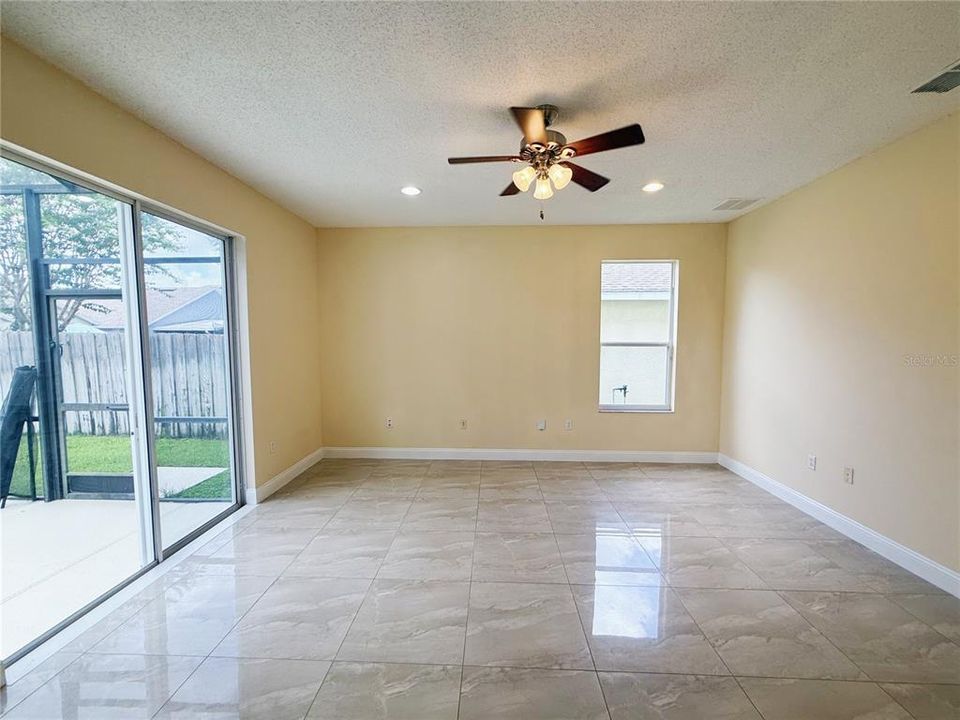 Под контрактом: $499,900 (4 спален, 3 ванн, 2256 Квадратных фут)