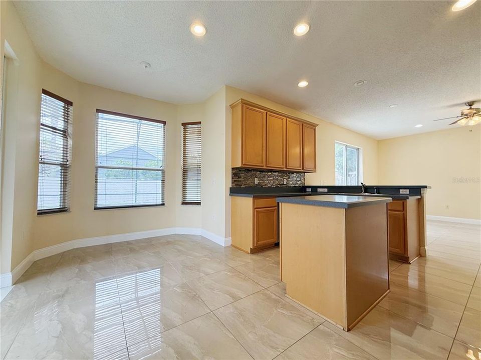 Под контрактом: $499,900 (4 спален, 3 ванн, 2256 Квадратных фут)