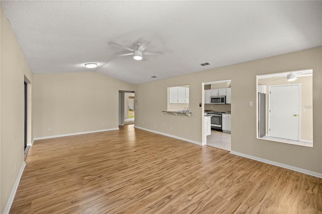 Под контрактом: $259,900 (3 спален, 2 ванн, 1651 Квадратных фут)