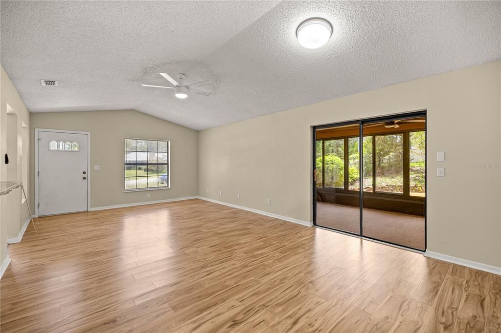 Под контрактом: $259,900 (3 спален, 2 ванн, 1651 Квадратных фут)