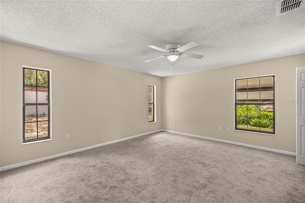 Под контрактом: $259,900 (3 спален, 2 ванн, 1651 Квадратных фут)