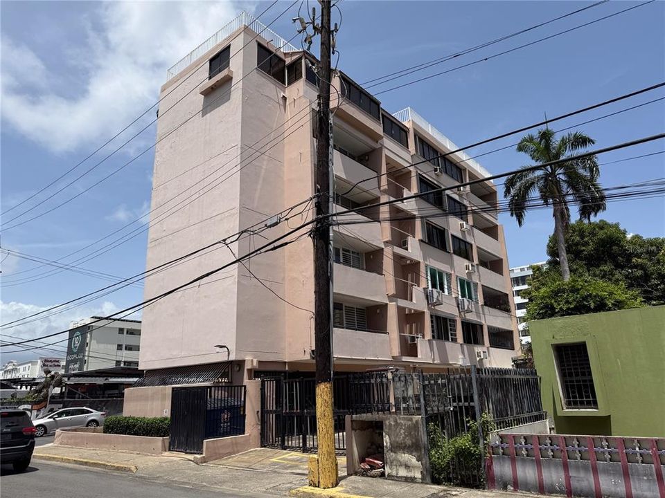 合同活跃: $235,000 (1 贝兹, 1 浴室, 318 平方英尺)