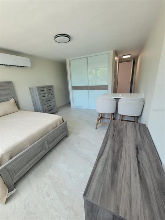 合同活跃: $235,000 (1 贝兹, 1 浴室, 318 平方英尺)