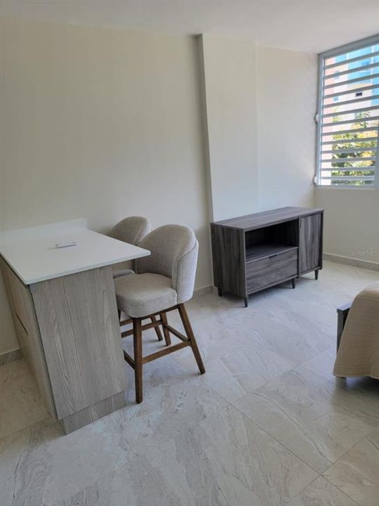 合同活跃: $235,000 (1 贝兹, 1 浴室, 318 平方英尺)