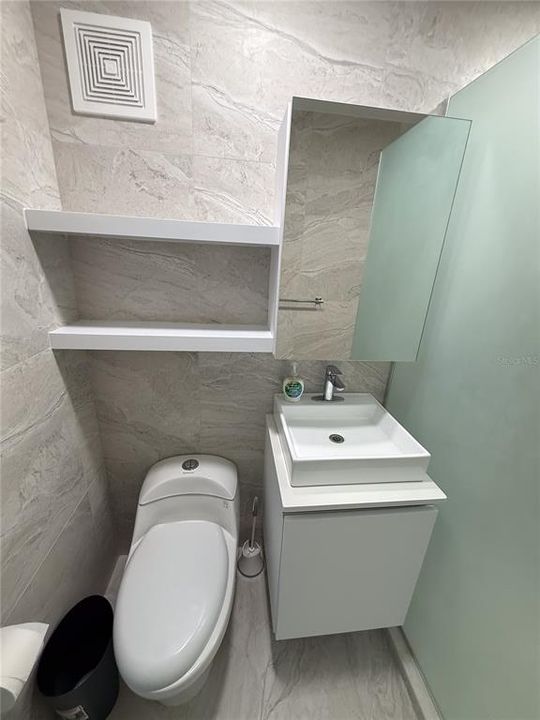 合同活跃: $235,000 (1 贝兹, 1 浴室, 318 平方英尺)