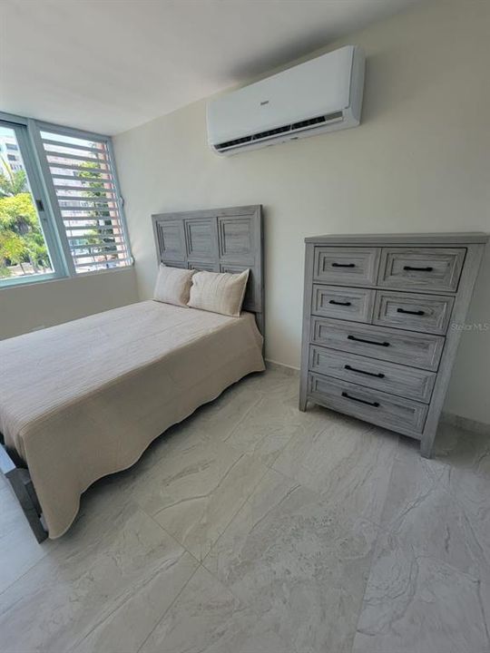 合同活跃: $235,000 (1 贝兹, 1 浴室, 318 平方英尺)