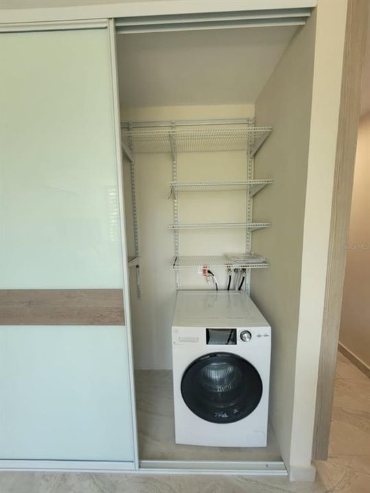 合同活跃: $235,000 (1 贝兹, 1 浴室, 318 平方英尺)