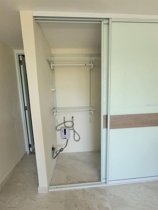 合同活跃: $235,000 (1 贝兹, 1 浴室, 318 平方英尺)