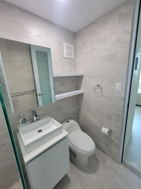 合同活跃: $235,000 (1 贝兹, 1 浴室, 318 平方英尺)