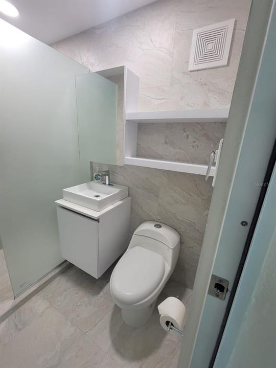 合同活跃: $235,000 (1 贝兹, 1 浴室, 318 平方英尺)